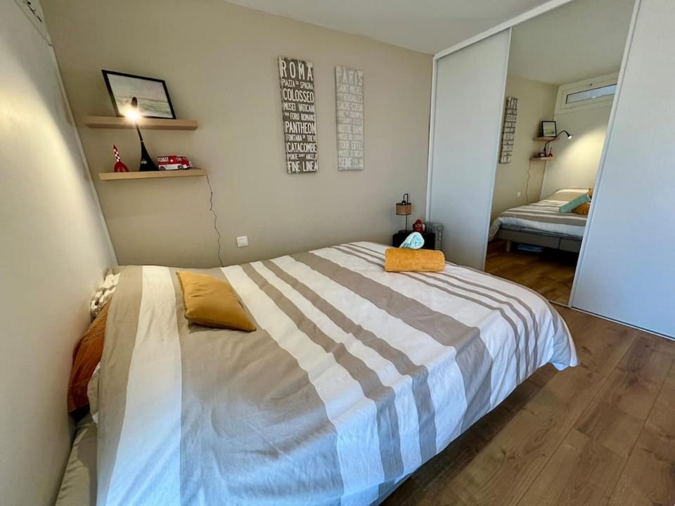 Bed, Photo of the whole room, Bedroom, wardrobe