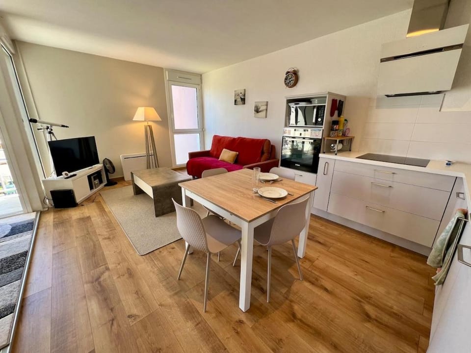 TV and multimedia, Kitchen or kitchenette, Living room, Seating area, Dining area