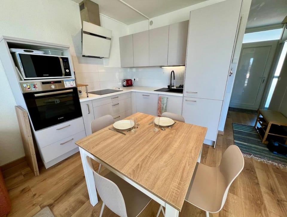 Dining area, dishwasher, oven, pet friendly, stove, toaster