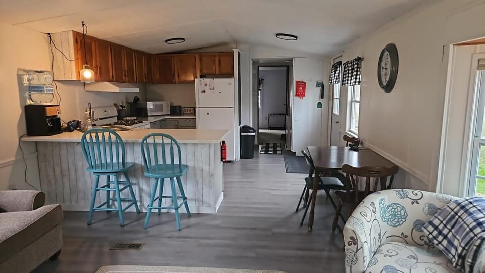 Kitchen or kitchenette, Dining area, oven, stove