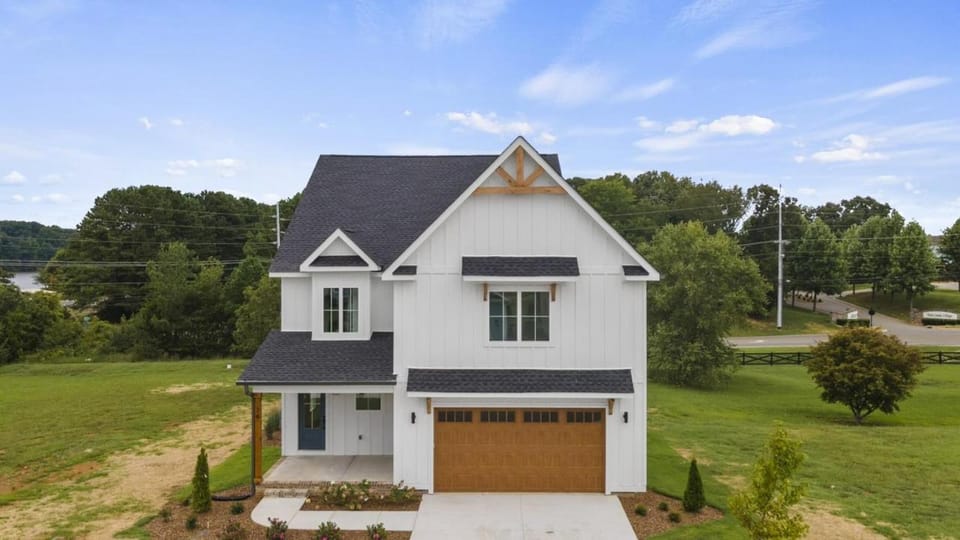 4-bedroom Lake house in Twin Creeks Winchester TN with Lakeview's, hot tub, pool Villa in Tennessee