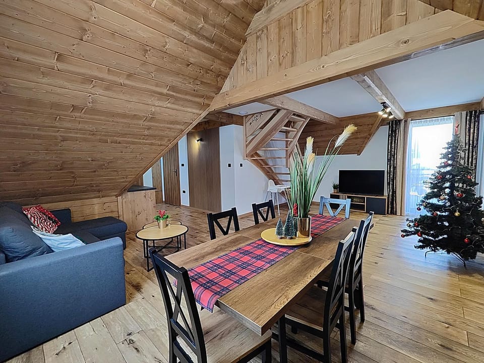 Communal lounge/ TV room, TV and multimedia, Living room, Seating area, Dining area, Evening entertainment
