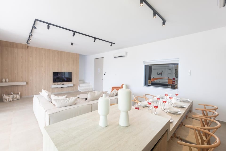 TV and multimedia, Living room, Seating area, Dining area, air conditioner