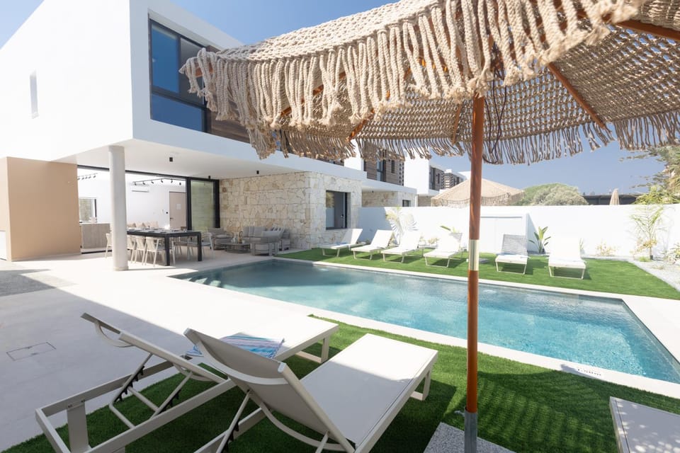 Property building, Day, Swimming pool, sunbed