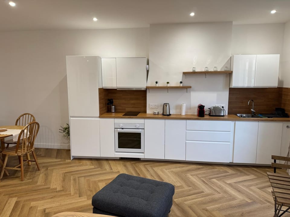 Coffee/tea facilities, Kitchen or kitchenette, Dining area, oven, stove, toaster
