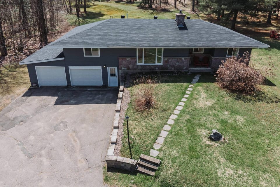 Property building, Patio, Natural landscape, Activities, Parking
