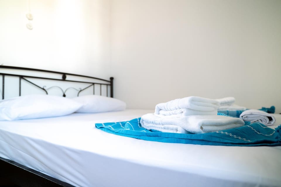 Bed, Bedroom, towels