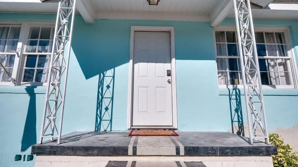 Dock&Volleyball! Near Downtown - Blissfully Blue House in Savannah