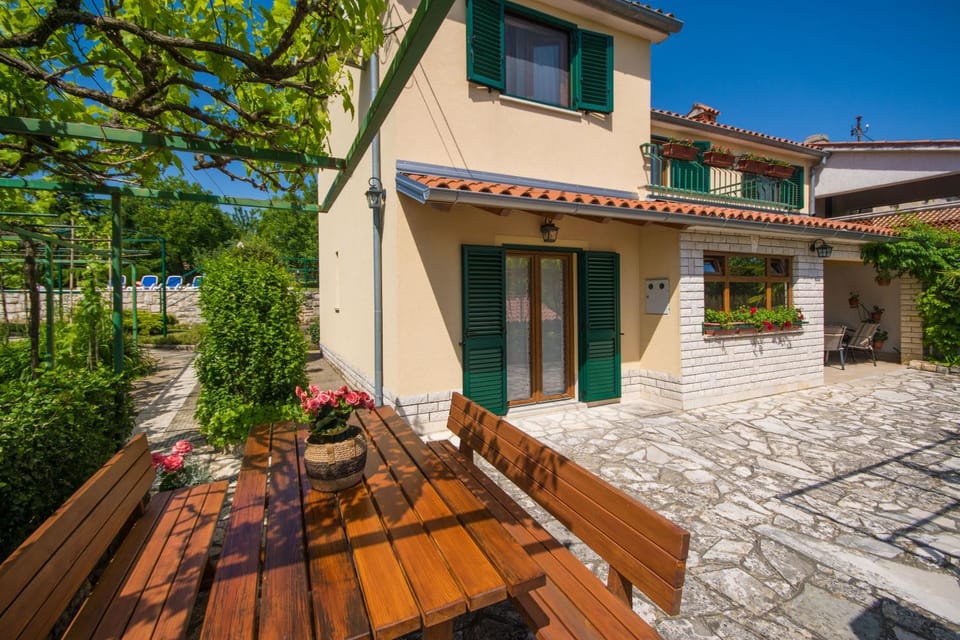 Property building, Patio, Garden, Balcony/Terrace