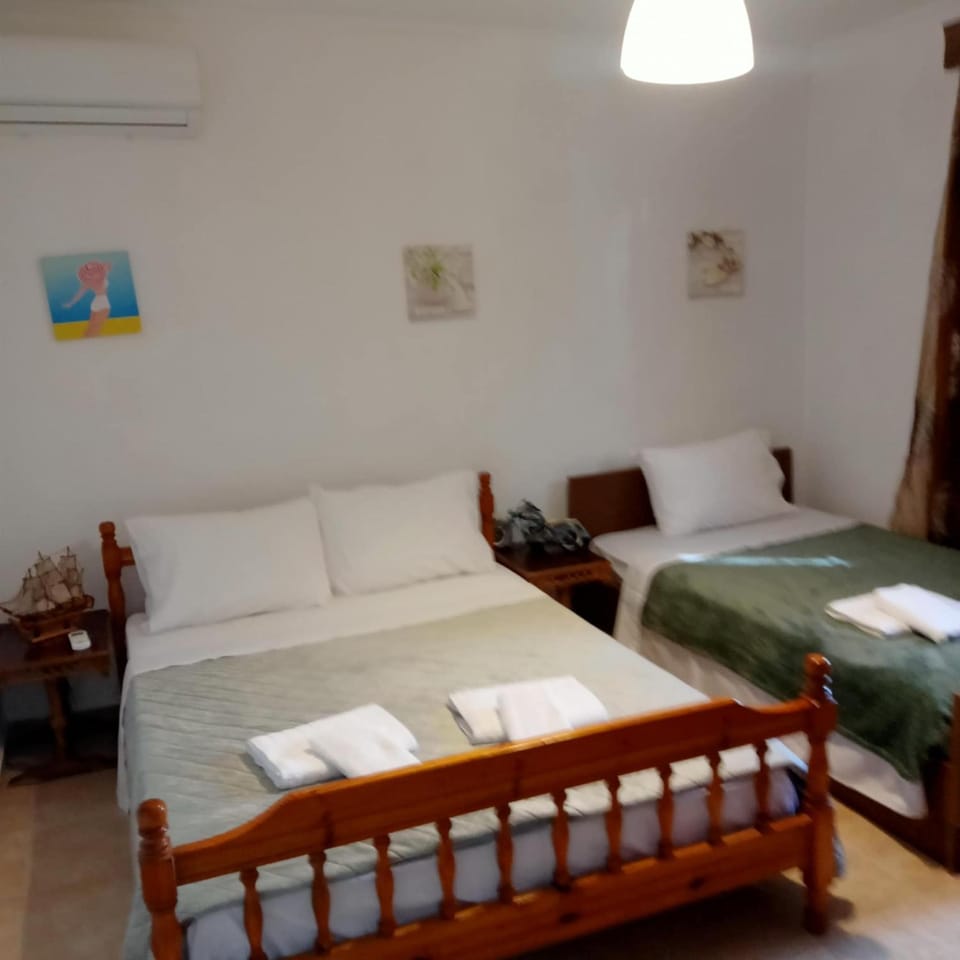 Bed, Photo of the whole room, Decorative detail, Bedroom, air conditioner