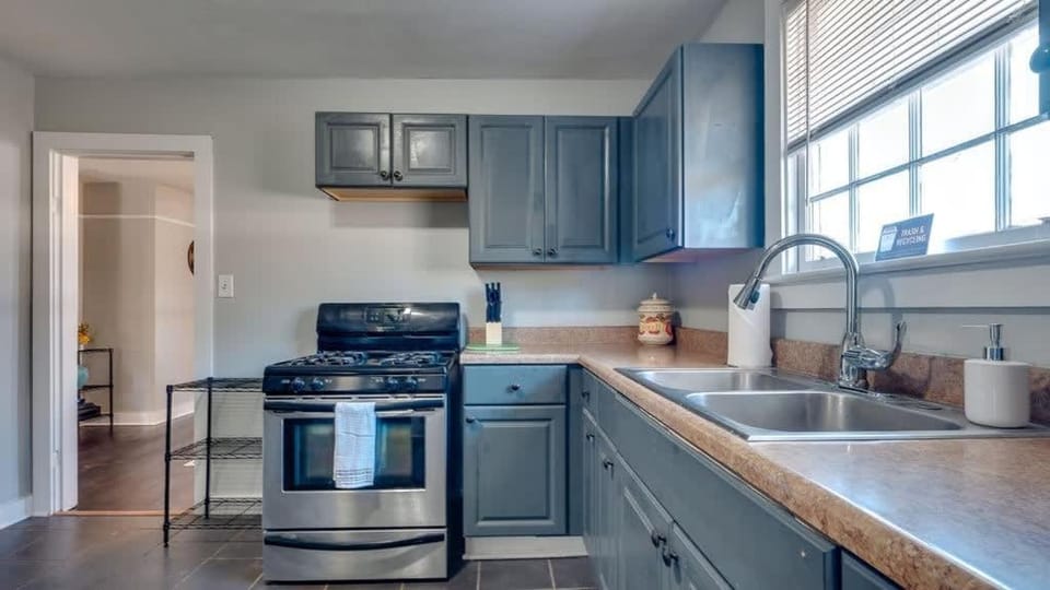 Dock&Volleyball! Near Downtown - Blue & Turquoise! House in Savannah