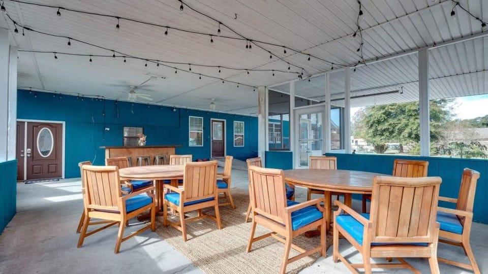 Dock&Volleyball! Near Downtown - Blue & Turquoise! House in Savannah