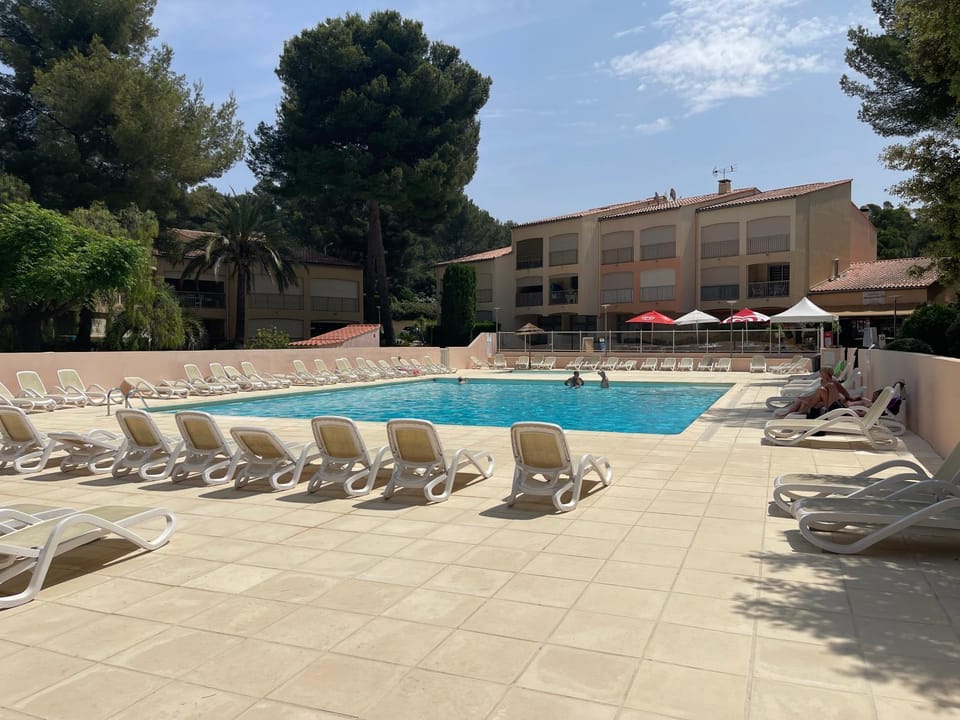JOLI LOGEMENT DE VACANCES CLIMATISE AVEC PISCINE ET PLAGE à 6 MN A PIED Apartment in Sanary-sur-Mer