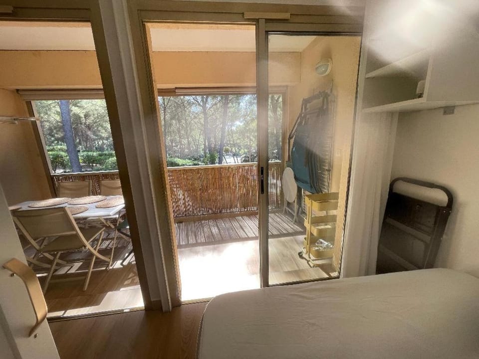 JOLI LOGEMENT DE VACANCES CLIMATISE AVEC PISCINE ET PLAGE à 6 MN A PIED Apartment in Sanary-sur-Mer