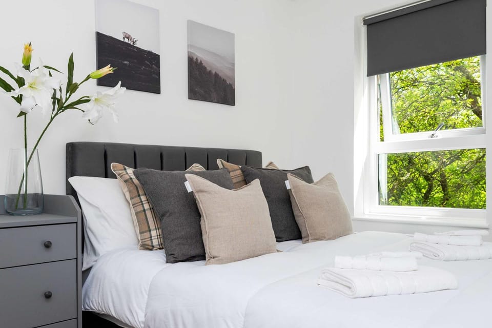 Spacious 2BR - Parking Near Edinburgh City Centre Apartment in Edinburgh
