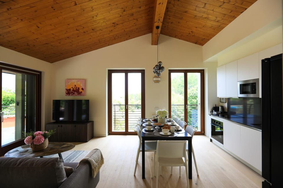 Kitchen or kitchenette, Seating area, Dining area