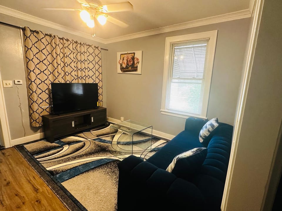 Communal lounge/ TV room, TV and multimedia, Living room, Seating area, Evening entertainment