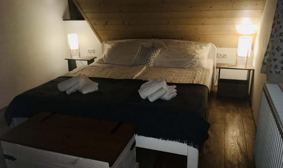 Bed, Photo of the whole room, Bedroom, towels