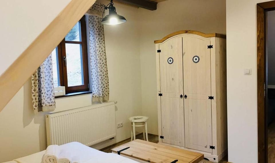 Photo of the whole room, Bedroom, internet, wardrobe
