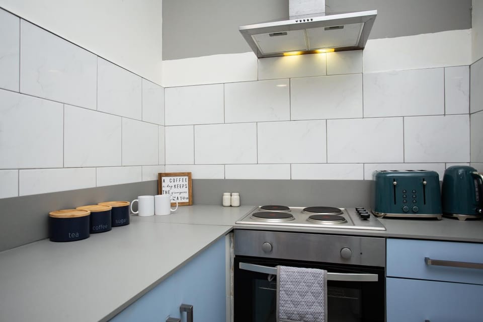 Kitchen or kitchenette, minibar, stove