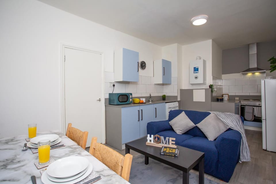 Kitchen or kitchenette, Living room, Food and drinks, Seating area, Dining area, Food, minibar, oven, stove, toaster