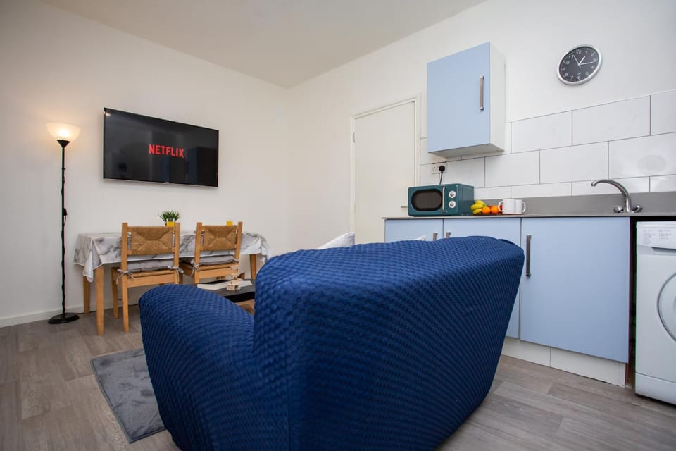 TV and multimedia, Kitchen or kitchenette, Living room, Seating area, Dining area, minibar, oven, stove