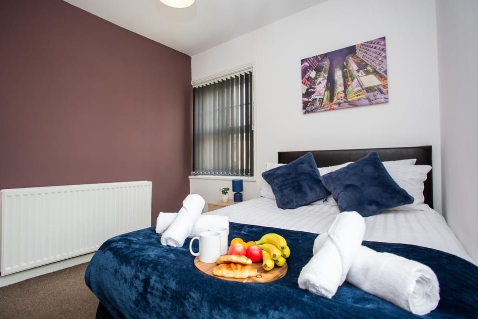 Bed, Food and drinks, Photo of the whole room, Bedroom, Food, internet, towels