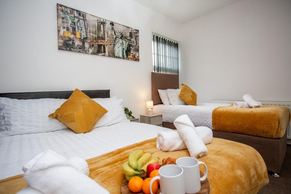 Bed, Food and drinks, Photo of the whole room, Bedroom, Food, towels