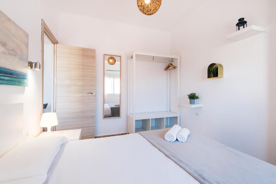 Photo of the whole room, Bedroom, towels, wardrobe