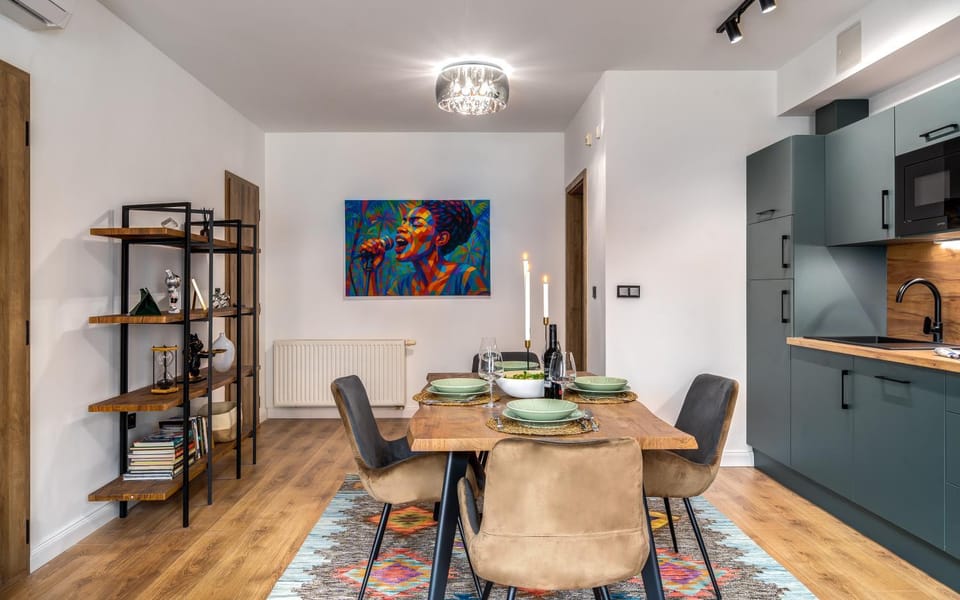 Kitchen or kitchenette, Dining area