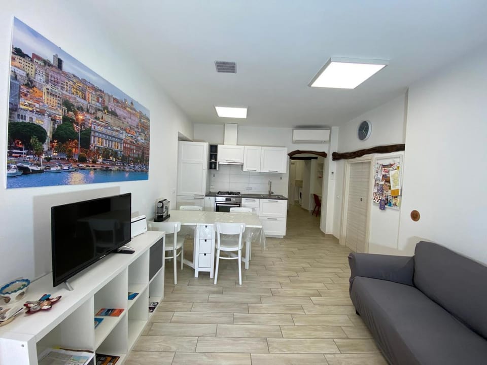 Communal lounge/ TV room, TV and multimedia, Kitchen or kitchenette, Living room, Seating area, Dining area