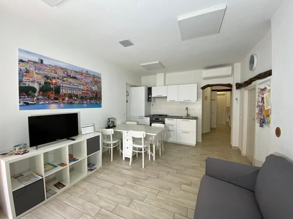 TV and multimedia, Kitchen or kitchenette, Living room, Seating area, Dining area, oven, stove