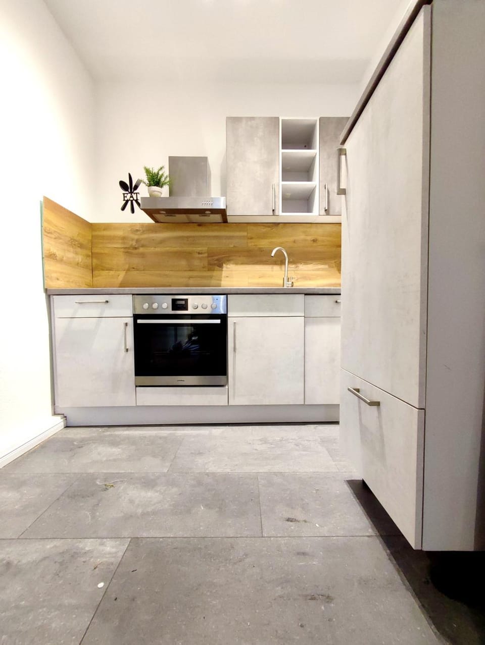 50 qm Ferienwohnung für 4 Personen, Monteure oder Geschäftsreisende, Smart-TV, WLAN, separater Eingang, 24 Std Check-in, Doppelbett, 2 Schlafsofa, 50 m bis zum Schlosspark, Lebensmittelgeschäfte in der Nähe Apartment in North Rhine-Westphalia