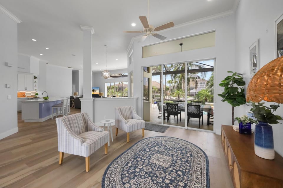 Beachy waterfront home with heated pool and S exposure House in Marco Island