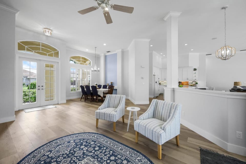 Beachy waterfront home with heated pool and S exposure House in Marco Island