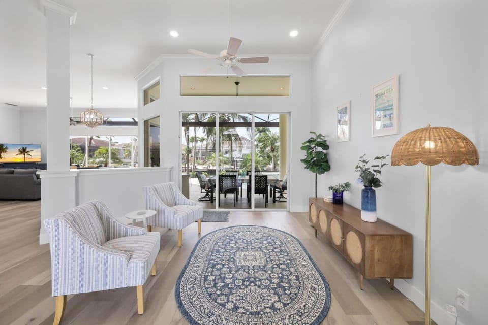 Beachy waterfront home with heated pool and S exposure House in Marco Island