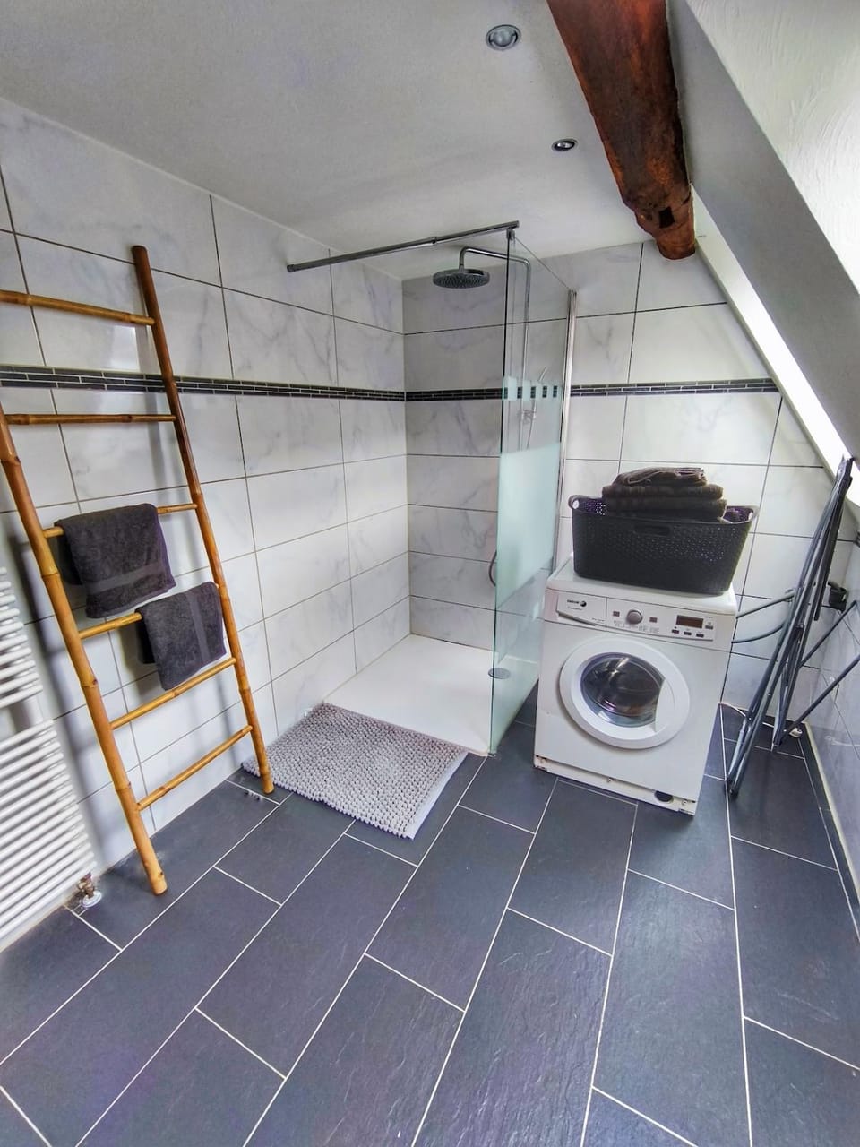 Shower, Bathroom, towels, washing machine
