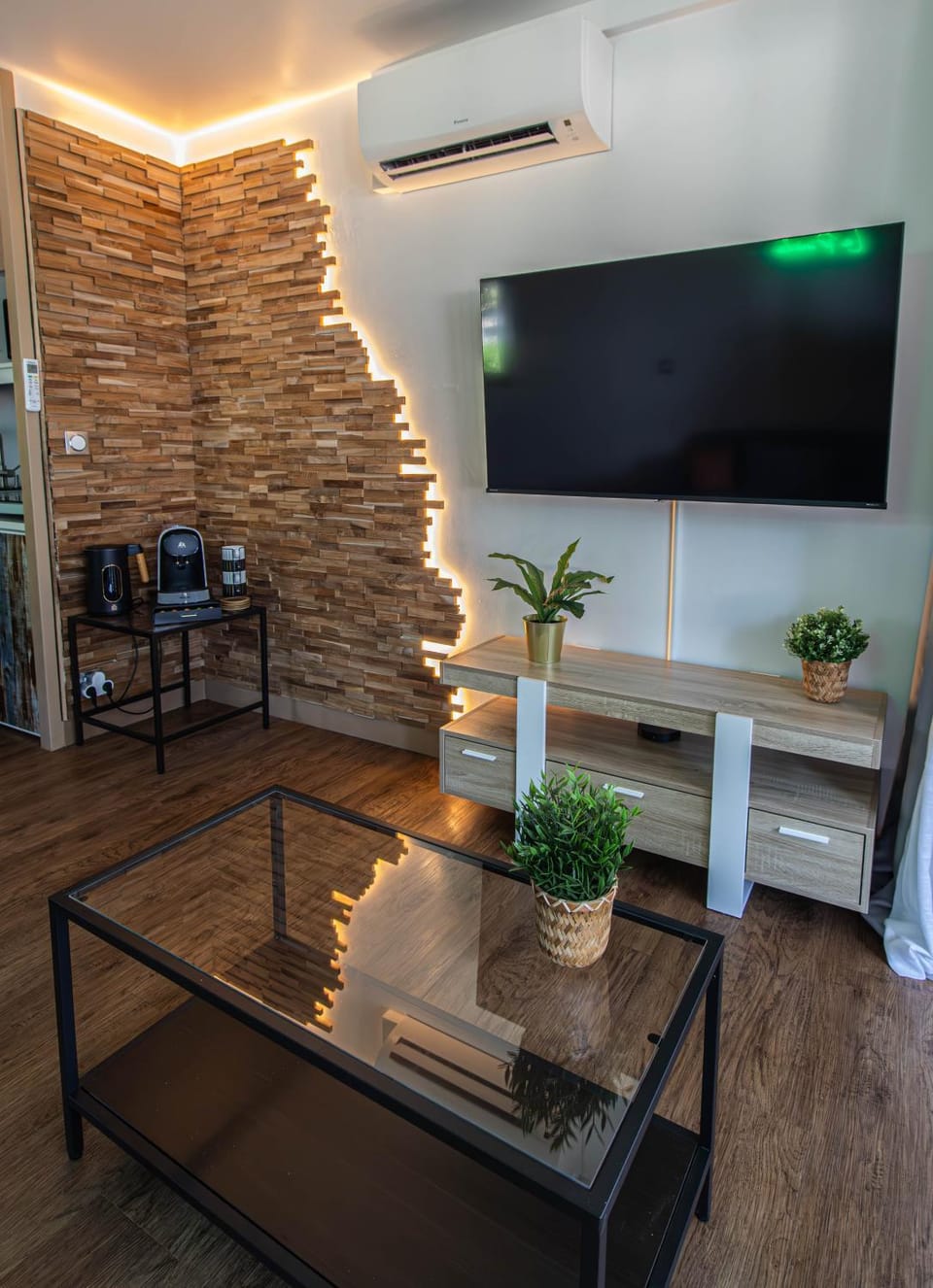 TV and multimedia, Living room, air conditioner