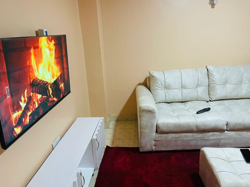 TV and multimedia, Living room, Seating area, Evening entertainment