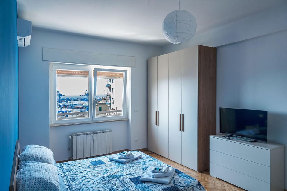 Bed, TV and multimedia, Photo of the whole room, Bedroom, wardrobe