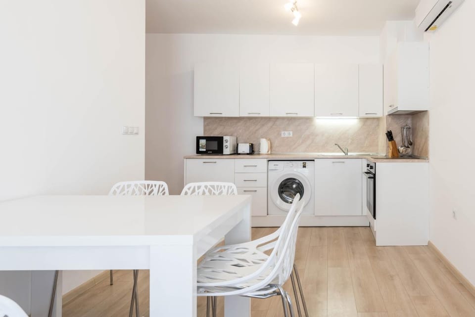 Kitchen or kitchenette, Dining area, oven, stove, toaster, washing machine