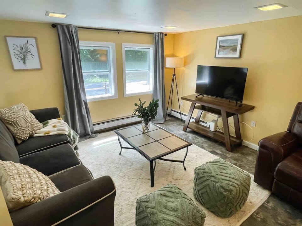 Nothing Fancy Older Pet Friendly Home near I 95 House in Rowley