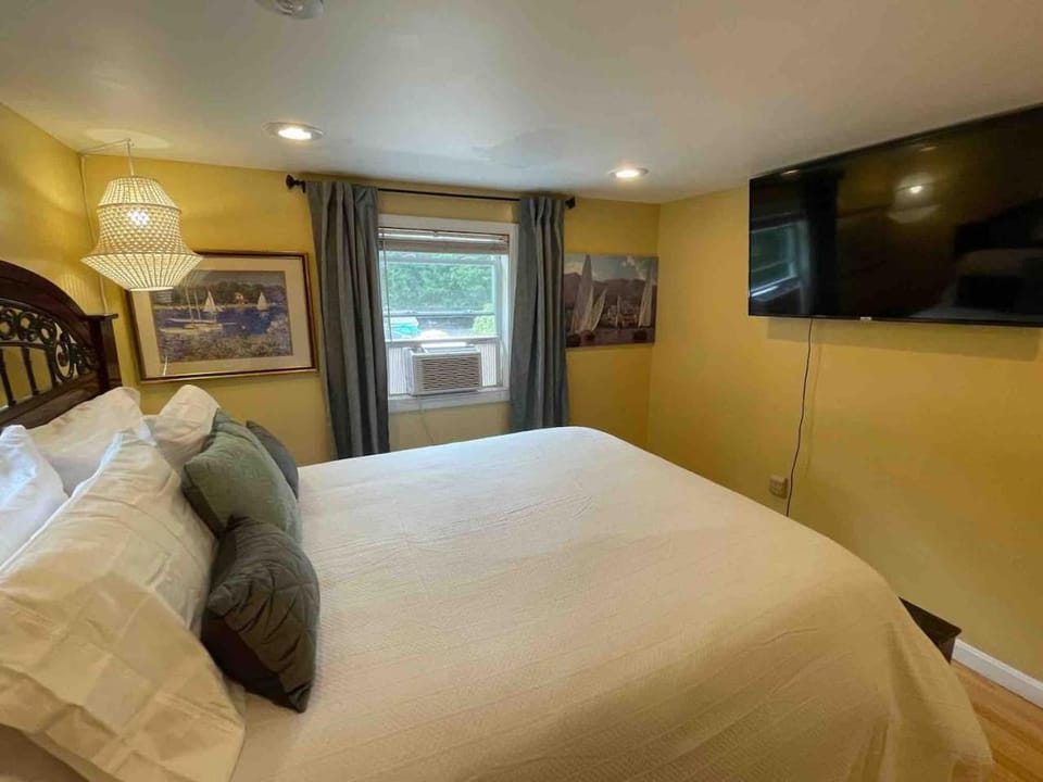Nothing Fancy Older Pet Friendly Home near I 95 House in Rowley