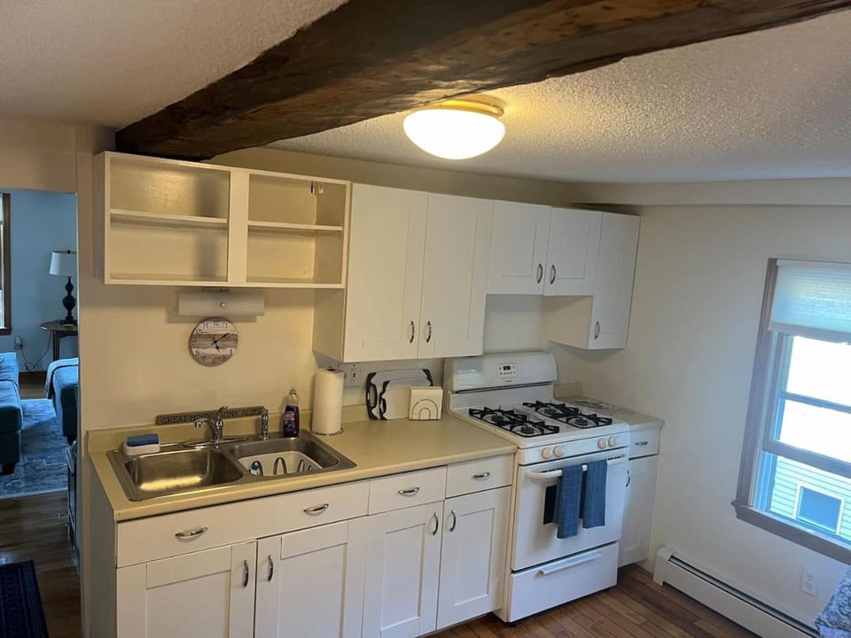 Downtown Amesbury 15 mins to beach Apartment in Massachusetts