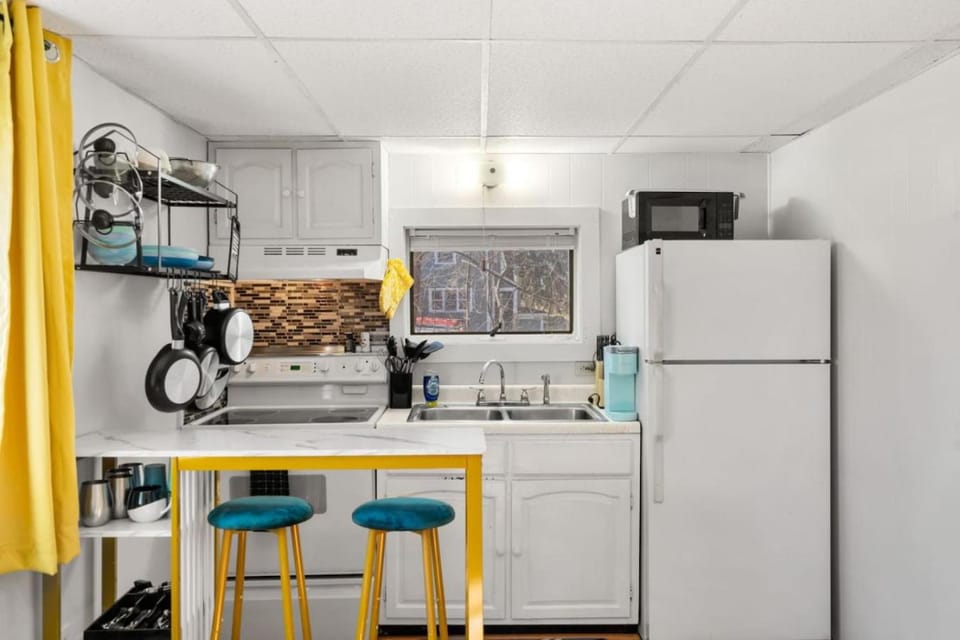 Nothing Fancy Older Apt Walk to Downtown King Bed Apartment in Dover