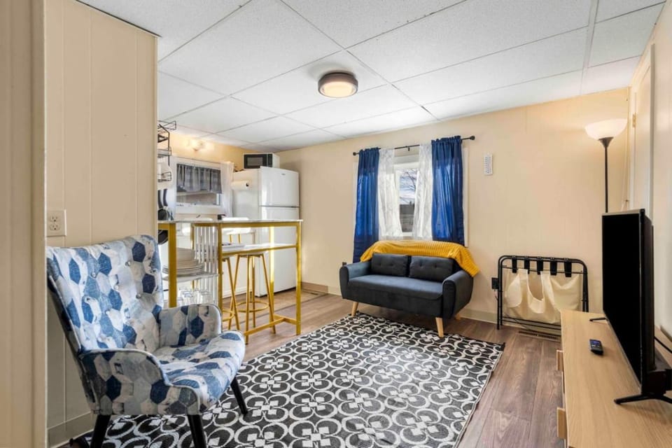 Charming and Tranquil Near Downtown and River parking Included Apartment in Dover