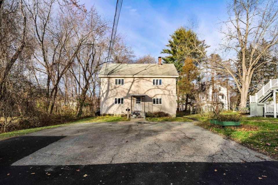 Charming and Tranquil Near Downtown and River parking Included Apartment in Dover