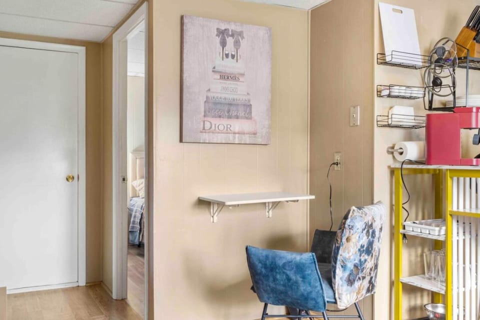 Nothing Fancy Older Pet Friendly Aartment Apartment in Dover