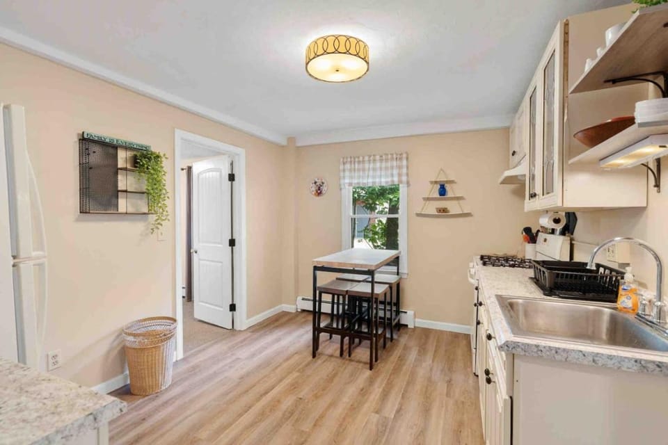 Lovely Downtown Oasis Near Hospitals, Colleges, and Beaches Apartment in Massachusetts