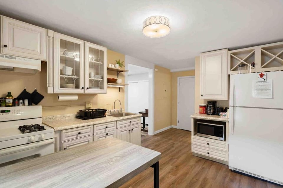 Lovely Downtown Oasis Near Hospitals, Colleges, and Beaches Apartment in Massachusetts